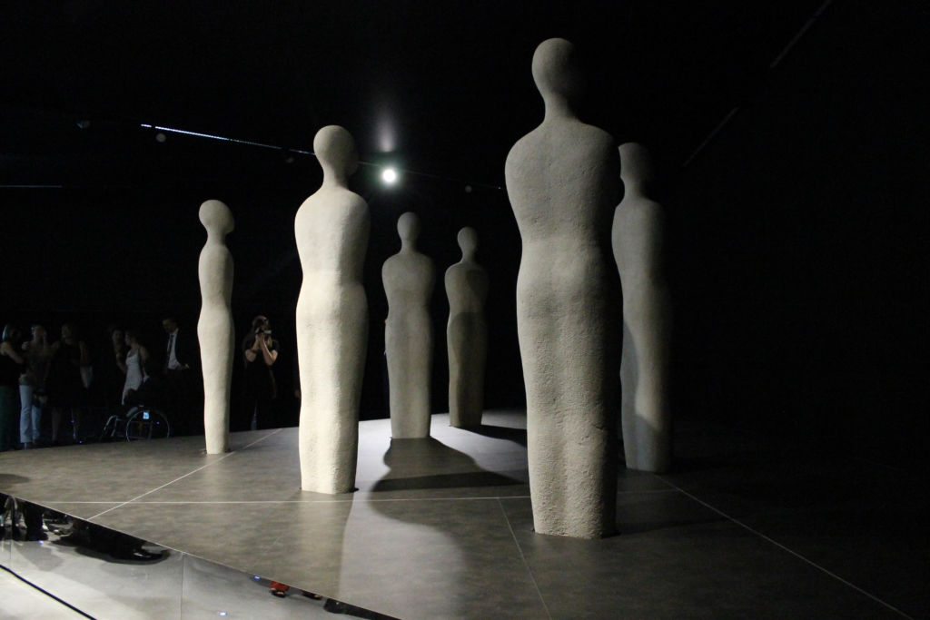 I Sette Savi di Fausto Melotti fanno scalo a Malpensa. Immagini e video della mostra che inaugura La Soglia Magica, spazio-vetrina per l’arte e la creatività dello scalo milanese