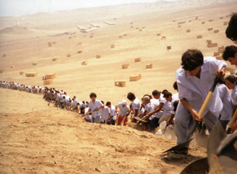 Francis Alys When Faith Moves Mountains 2002 Dialoghi di Estetica. Parola ad Anna Detheridge