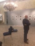 Gianni Berengo Gardin durante lallestimento Gianni Berengo Gardin a Palazzo Reale. Ma la mostra milanese arriva prima su Artribune: fotogallery del backstage e videointervista al curatore Denis Curti