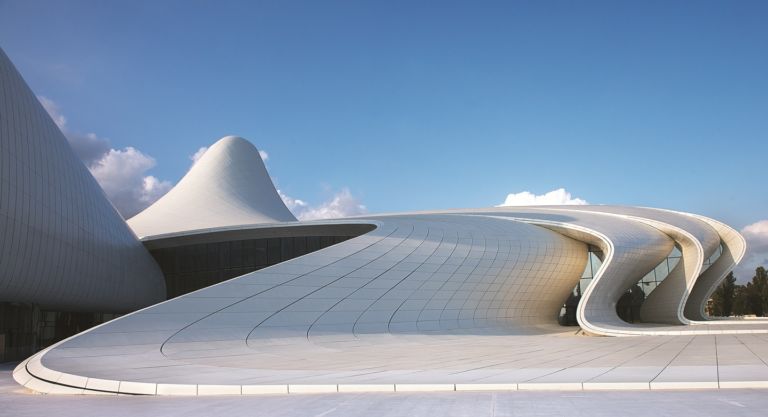 Heydar Aliyev Cultural Centre Baku Azerbaijan 2 Azerbaijan contemporaneo, idee italiane. Si inaugura a Baku l’Heydar Aliyev Cultural Centre, di Zaha Hadid: e la mostra di Warhol la cura Gianni Mercurio
