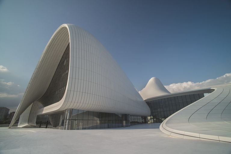 Heydar Aliyev Cultural Centre Baku Azerbaijan 4 Azerbaijan contemporaneo, idee italiane. Si inaugura a Baku l’Heydar Aliyev Cultural Centre, di Zaha Hadid: e la mostra di Warhol la cura Gianni Mercurio