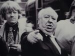 Hitchock impartisce ordini sul set Un’estate da brivido a Milano con la mostra su Alfred Hitchcock: settanta foto e una ricca videogallery, a Palazzo Reale, per raccontare la lunga parabola creativa a fianco della Universal. In anteprima le immagini dell’allestimento