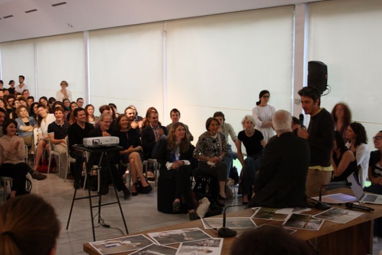 IMG 1833 800x533 Veste i panni del mattatore Francesco Bonami, che al PAC di Milano presenta insieme a Pif il suo ultimo libro. E demolisce la seriosità del contemporaneo: tra una bordata a Tino Sehgal e un’imitazione di Philippe Daverio