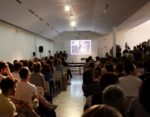 IMG 1918 800x623 Veste i panni del mattatore Francesco Bonami, che al PAC di Milano presenta insieme a Pif il suo ultimo libro. E demolisce la seriosità del contemporaneo: tra una bordata a Tino Sehgal e un’imitazione di Philippe Daverio