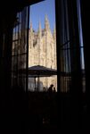Il Duomo foto Michela Deponti Opere da aperitivo con Affordable Art Fair, che tiene alta l’attenzione su di sé portando tre artisti ed altrettante gallerie alla Terrazza Aperol di Piazza Duomo. Mostra temporanea tra uno spritz e l’altro