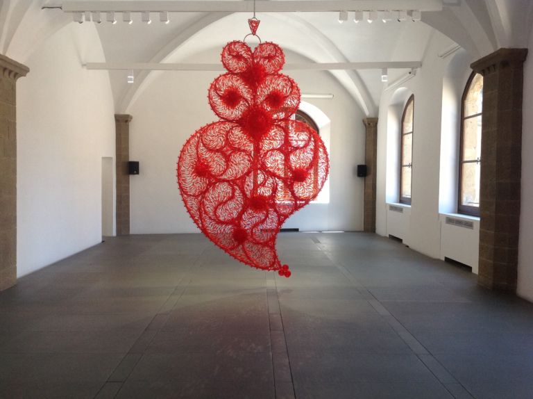 Joana Vasconcelos Gucci Museo Firenze foto Valentina Grandini 1 Uncinetto, Fado, ovvero Portogallo. Joana Vasconcelos doppia la presenza alla Biennale con la personale fiorentina al Gucci Museo: ecco chiccera