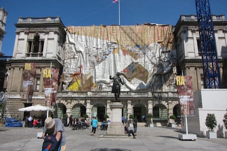 La facciata di Burlington House della Royal Academy “coperta” dall’opera di El Anatsui Questa si chiama arte democratica: perfetti sconosciuti al fianco di big come El Anatsui, Auerbach, Katz. È la Summer Exhibition della Royal Academy di Londra, ecco le foto dell’opening…