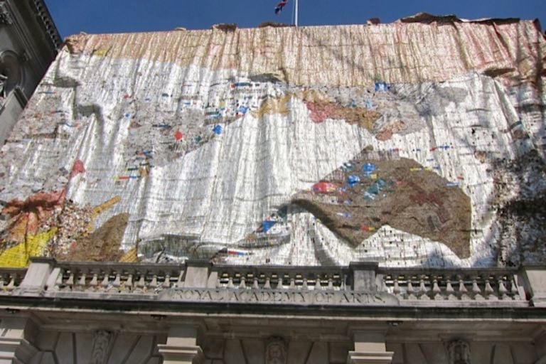 La facciata di Burlington House della Royal Academy “coperta” dall’opera di El Anatsui 2 Questa si chiama arte democratica: perfetti sconosciuti al fianco di big come El Anatsui, Auerbach, Katz. È la Summer Exhibition della Royal Academy di Londra, ecco le foto dell’opening…