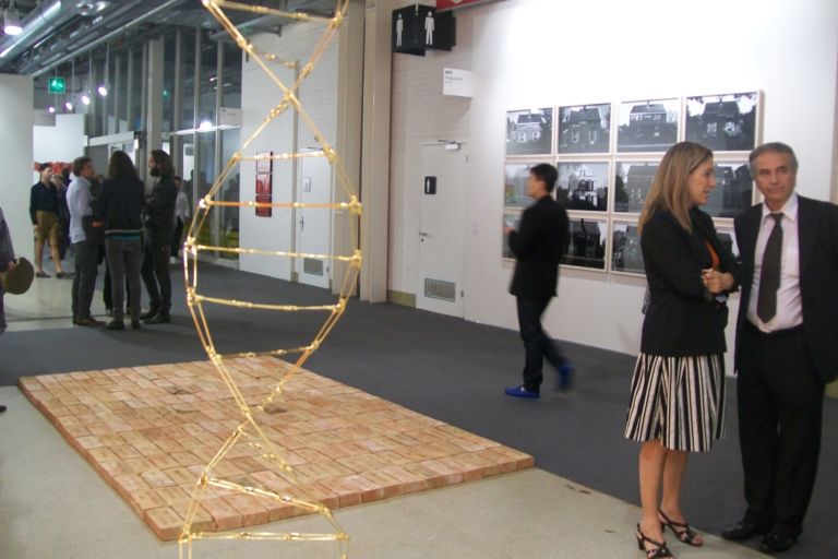 Magazzino Roma Basel updates: tutte le foto degli stand italiani a Basilea. Tra moderno e contemporaneo, tra veterani ed esordienti, spunta una forma di Parmigiano Reggiano…