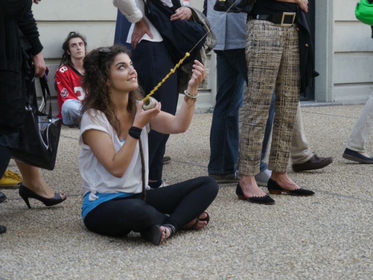 Messaggi di pasta Michelangelo, butta la pasta! Pistoletto a Milano, giurato del contest sponsorizzato alla Naba da Barilla: sei squadre di giovanissimi performer si contendono un viaggio studio di due settimane a Berlino