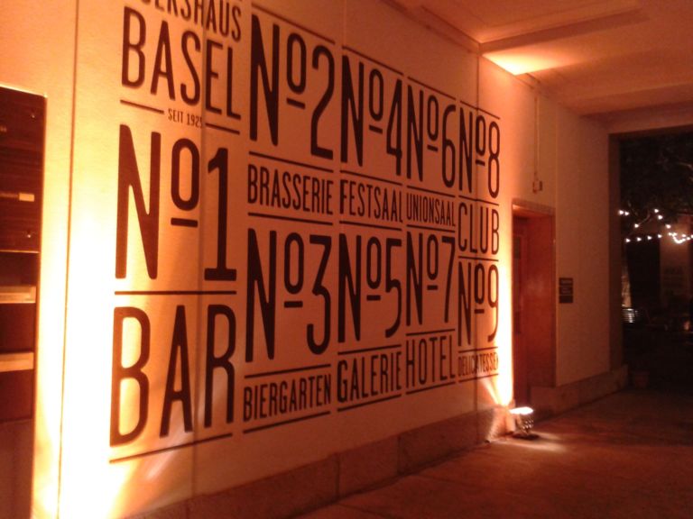 Mickalene Thomas Bar Absolut Volkshaus Basilea 3 Basel Updates: l’art bar che è una macchina del tempo. Atmosfere Seventies per il locale-installazione griffato Mickalene Thomas/Absolut, ecco le immagini
