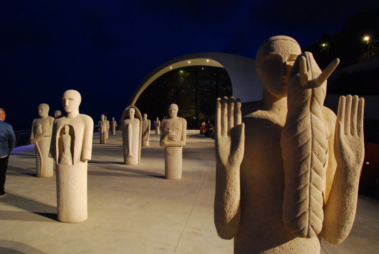 Mimmo Paladino Auditorium Oscar Niemeyer Ravello foto Pino Izzo 1 Paladino omaggia Niemeyer. A Ravello la grande mostra che celebra l’incontro fra i due grandi personaggi, ecco la fotogallery dall’opening…