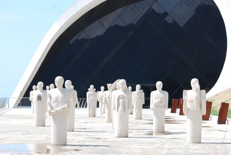 Mimmo Paladino Auditorium Oscar Niemeyer Ravello foto Pino Izzo 3 Paladino omaggia Niemeyer. A Ravello la grande mostra che celebra l’incontro fra i due grandi personaggi, ecco la fotogallery dall’opening…