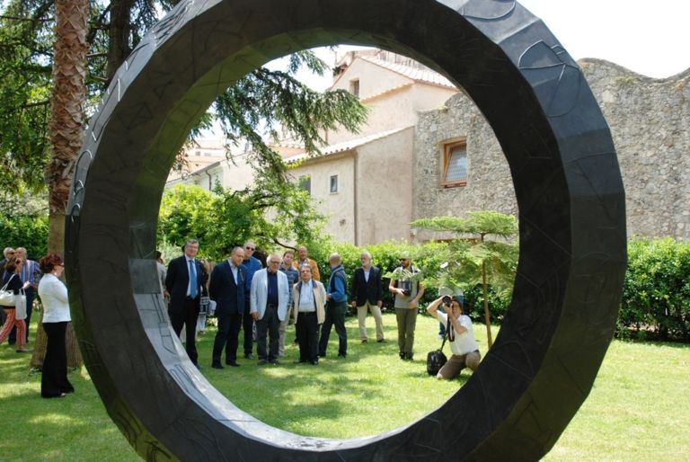 Mimmo Paladino all’Auditorium Oscar Niemeyer Ravello momenti dell’inaugurazione foto Pino Izzo 3 Paladino omaggia Niemeyer. A Ravello la grande mostra che celebra l’incontro fra i due grandi personaggi, ecco la fotogallery dall’opening…