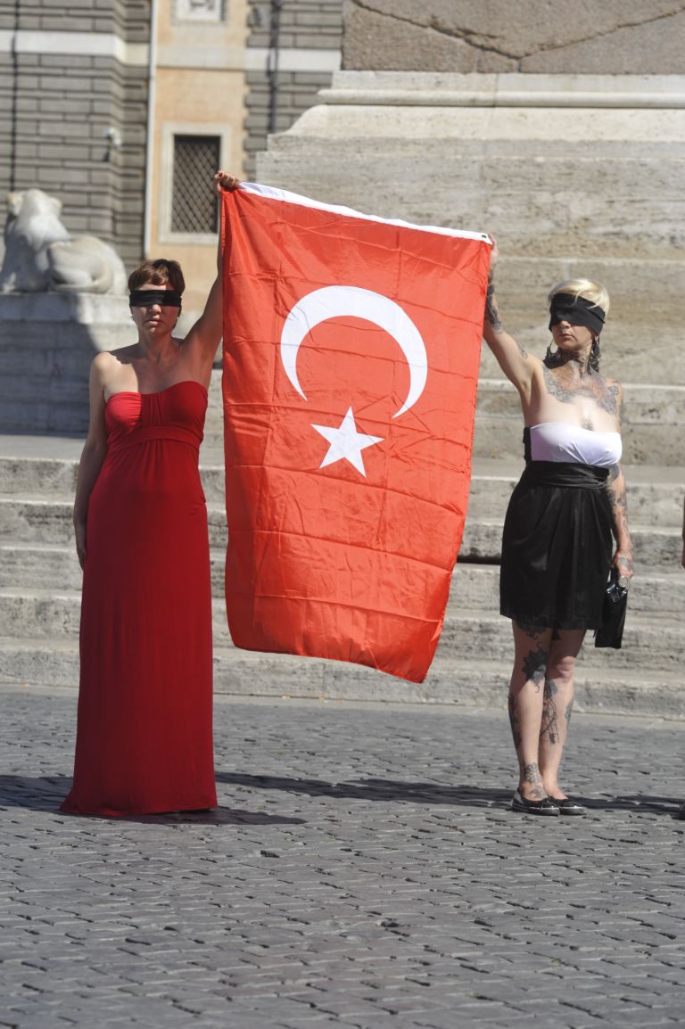 Momenti della performance a piazza del Popolo foto Jurek Kralkowski 1 e1372009596666 Roma abbraccia Istanbul. Tante foto dalla manifestazione che ha rinnovato il sostegno della Capitale alla “primavera turca”…