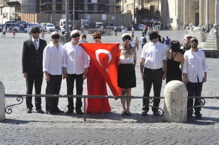 Momenti della performance a piazza del Popolo foto Jurek Kralkowski 3 Roma abbraccia Istanbul. Tante foto dalla manifestazione che ha rinnovato il sostegno della Capitale alla “primavera turca”…