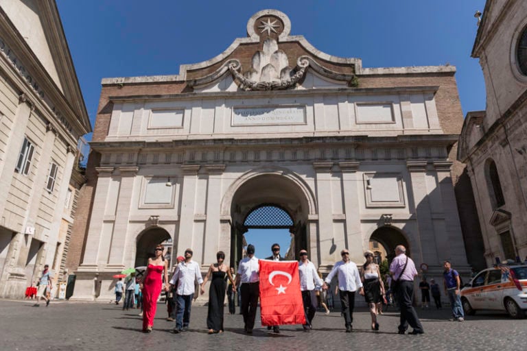 Momenti della performance a piazza del Popolo foto Reuven Halevi 2 Roma abbraccia Istanbul. Tante foto dalla manifestazione che ha rinnovato il sostegno della Capitale alla “primavera turca”…