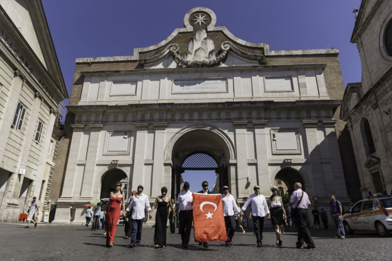 Momenti della performance a piazza del Popolo foto Reuven Halevi 2 Roma abbraccia Istanbul. Tante foto dalla manifestazione che ha rinnovato il sostegno della Capitale alla “primavera turca”…