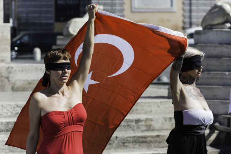 Momenti della performance a piazza del Popolo foto Reuven Halevi 4 Roma abbraccia Istanbul. Tante foto dalla manifestazione che ha rinnovato il sostegno della Capitale alla “primavera turca”…