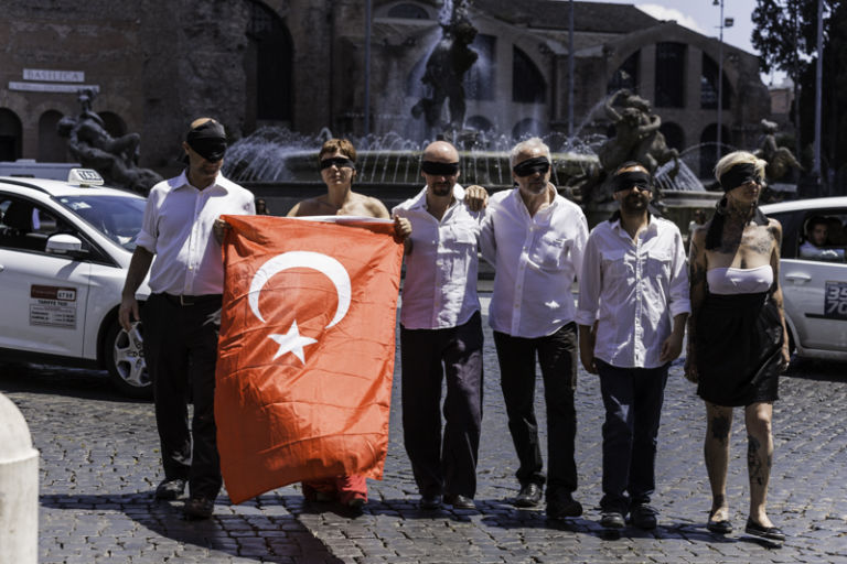 Momenti della performance a piazza del Popolo foto Reuven Halevi 6 Roma abbraccia Istanbul. Tante foto dalla manifestazione che ha rinnovato il sostegno della Capitale alla “primavera turca”…