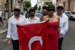 Momenti della performance a piazza del Popolo foto Reuven Halevi 9 Roma abbraccia Istanbul. Tante foto dalla manifestazione che ha rinnovato il sostegno della Capitale alla “primavera turca”…
