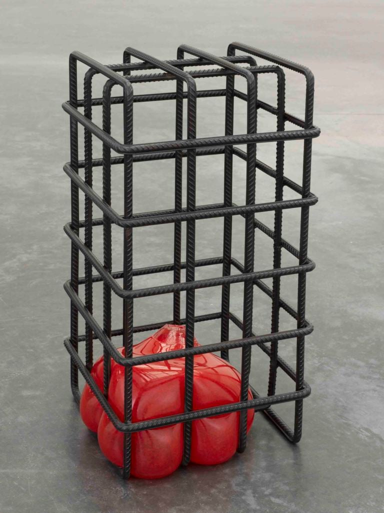 Mona Hatoum Kapancik 2012 Mild steel and glass 64x34x34cm Tutto su Mona Hatoum. Un video racconta la grande mostra alla Tate di Londra