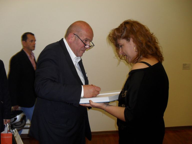 Nicola De Maria firma autografi Da Patrizia Sandretto a Paolo Mussat Sartor. Tutta la Torino (e non) dell’arte all’opening della grande mostra di Nicola De Maria alla Gam. Ecco il nostro chiccera