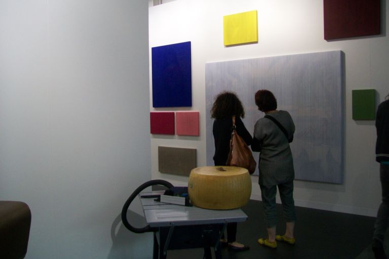 Noero Basel updates: tutte le foto degli stand italiani a Basilea. Tra moderno e contemporaneo, tra veterani ed esordienti, spunta una forma di Parmigiano Reggiano…