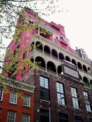 Un nuovo artist run space per New York. A Palazzo Chupi, dimora privata di Julian Schnabel, apre i battenti la Casa del Popolo. Inaugurazioni in rosa nel West Village
