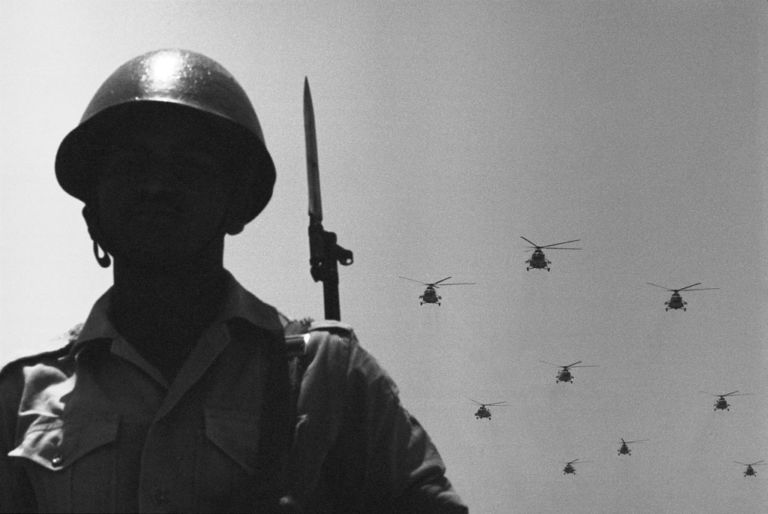 Parata dell’esercito Alkantara Egitto 1974 © René Burri Magnum Photos Inchiesta. Gli Scavi Scaligeri e le mostre “chiavi in mano”