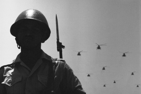 René Burri, Parata dell’esercito, Alkantara, Egitto, 1974 © René Burri - Magnum Photos