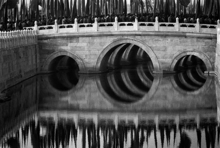 Pechino China 1964 © René Burri Magnum Photos Inchiesta. Gli Scavi Scaligeri e le mostre “chiavi in mano”