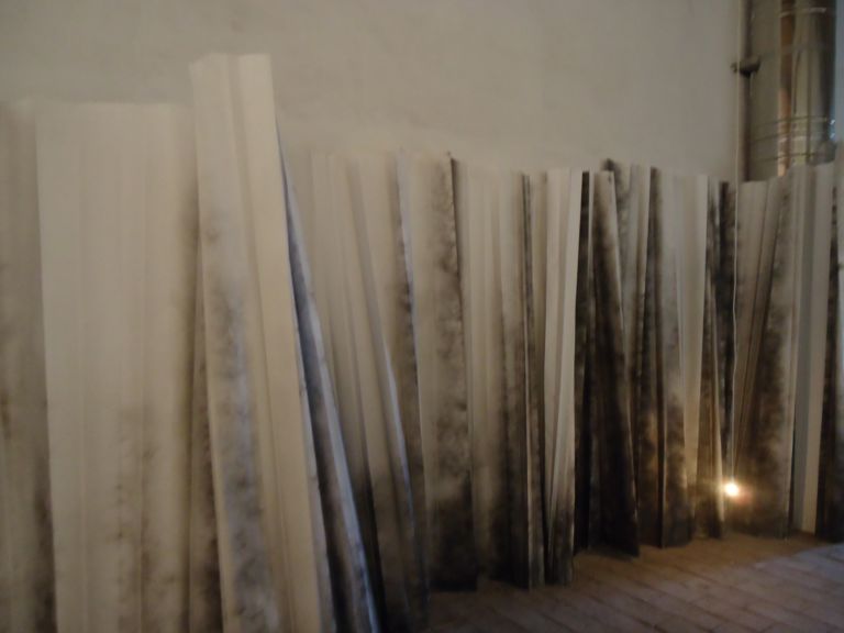 Per unarte fluida Castello Corsini Sismano – Opera di Alessandro Cannistrà Nel castello di Bonifacio VIII. In Umbria si apre al contemporaneo anche il Castello Corsini di Sismano, nei dintorni di Todi: ecco chiccera alla “prima”…