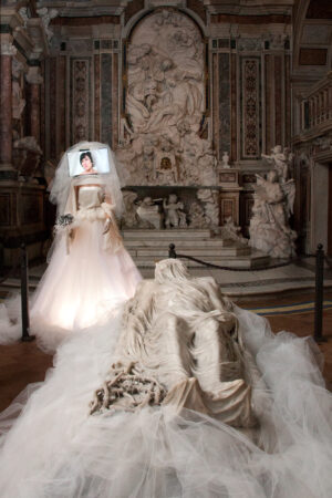 Il Cristo velato e La sposa madre. A Napoli la Cappella Sansevero si apre per la prima volta all’arte contemporanea: ecco le immagini dell’installazione video-luminosa di Roxy in the Box