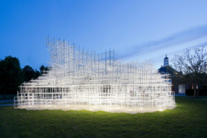 Da Londra le prime immagini del Serpentine Pavillon 2013, progettato dal giapponese Sou Fujimoto. Un po’ nuvola, un po’ foresta, un po’ nido…