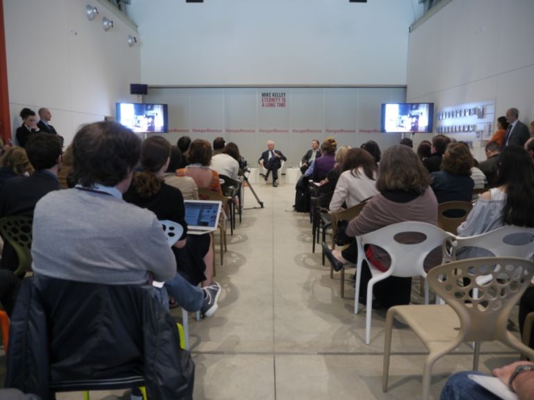 Todolì presentato allHangar Non voglio più dirigere un museo! Così Vicente Todolì, da oggi in carica come artistic advisor dell’Hangar Bicocca. Video dalla cerimonia di investitura, con Tronchetti Provera che apre la porta a nuovi utilizzi dello spazio