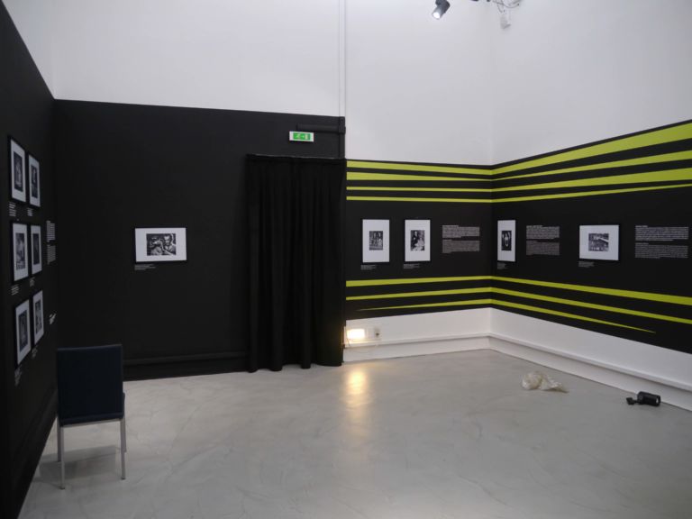 Ultimi ritocchi per la mostra su Hitchcock Un’estate da brivido a Milano con la mostra su Alfred Hitchcock: settanta foto e una ricca videogallery, a Palazzo Reale, per raccontare la lunga parabola creativa a fianco della Universal. In anteprima le immagini dell’allestimento