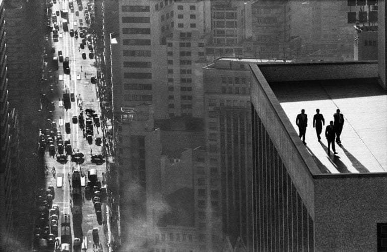 Uomini sopra un tetto San Paolo Brasile 1960 © René Burri Magnum Photos Inchiesta. Gli Scavi Scaligeri e le mostre “chiavi in mano”