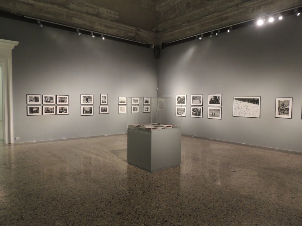 Gianni Berengo Gardin a Palazzo Reale. Ma la mostra milanese arriva prima su Artribune: fotogallery del backstage e videointervista al curatore Denis Curti