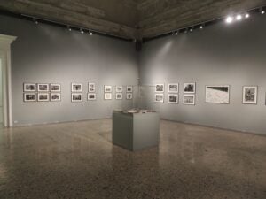 Gianni Berengo Gardin a Palazzo Reale. Ma la mostra milanese arriva prima su Artribune: fotogallery del backstage e videointervista al curatore Denis Curti