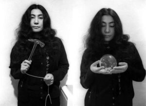 Nel 2009 il Leone alla Carriera. Dopo quattro anni Yoko Ono torna a Venezia, celebrata dall’Archivio Bonotto, tra le maggiori raccolte Fluxus in Europa. Da oggi Fondazione