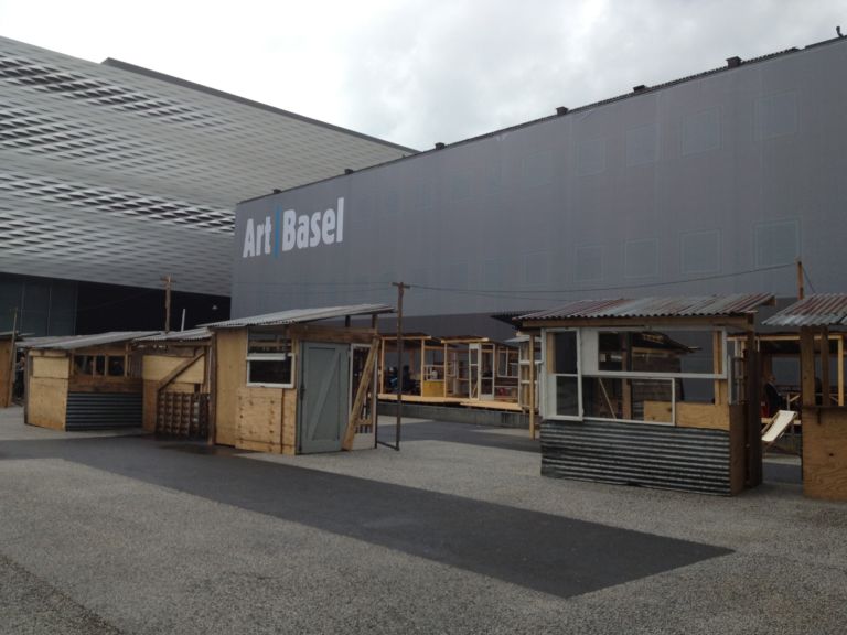 a Basel Updates: collezionisti milionari chiusi per un drink in baracche di legno. Tante foto dal “Favela Café” di Tadahi Kawamata a Messeplatz