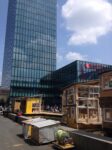 foto 12 Basel Updates: collezionisti milionari chiusi per un drink in baracche di legno. Tante foto dal “Favela Café” di Tadahi Kawamata a Messeplatz