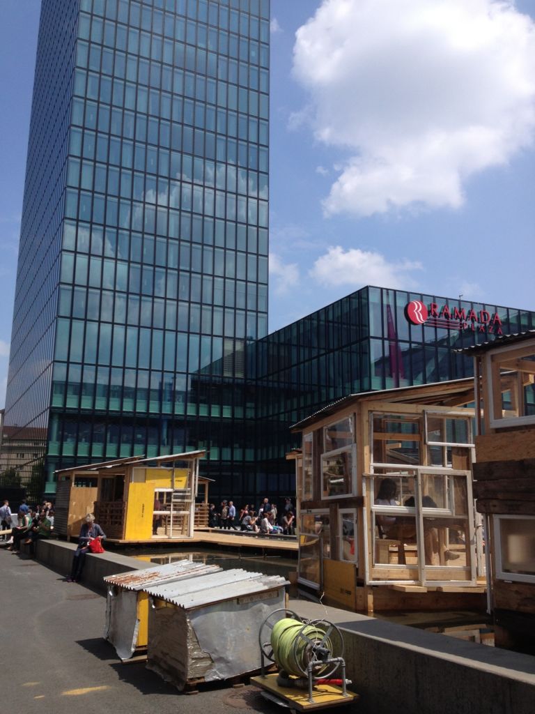 foto 12 Basel Updates: collezionisti milionari chiusi per un drink in baracche di legno. Tante foto dal “Favela Café” di Tadahi Kawamata a Messeplatz