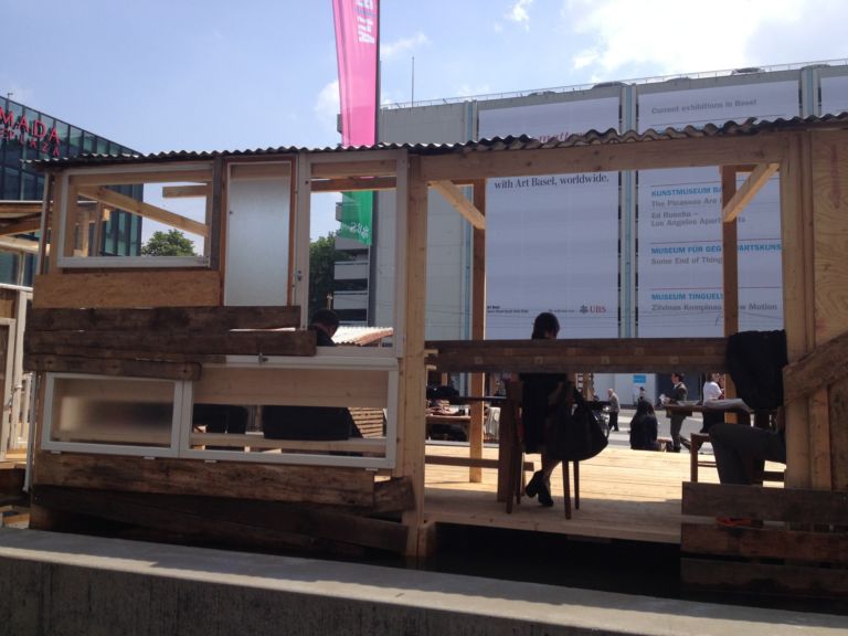 foto 31 Basel Updates: collezionisti milionari chiusi per un drink in baracche di legno. Tante foto dal “Favela Café” di Tadahi Kawamata a Messeplatz