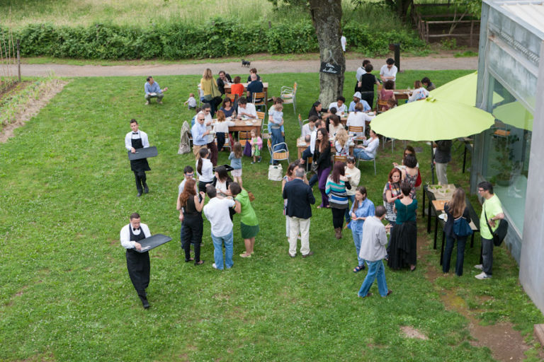 paesaggio con artista 211 Conclusa la residenza S.A.C.S. a Vallefredda. Nari Ward e i sette artisti siciliani tornano a casa, in attesa della mostra. Con l'intervista al guest artist americano, tutte le foto: ecco chiccera alla colazione-preview domenicale