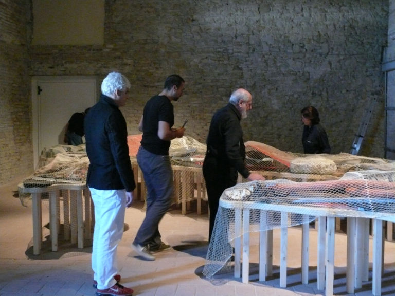 ultimi ritocchi allitalia riciclata Riappare l’Italia Riciclata di Michelangelo Pistoletto. Dall’ultima Biennale di Architettura al Museo Omero di Ancona. Un’opera da “toccare”, acquisita in collezione