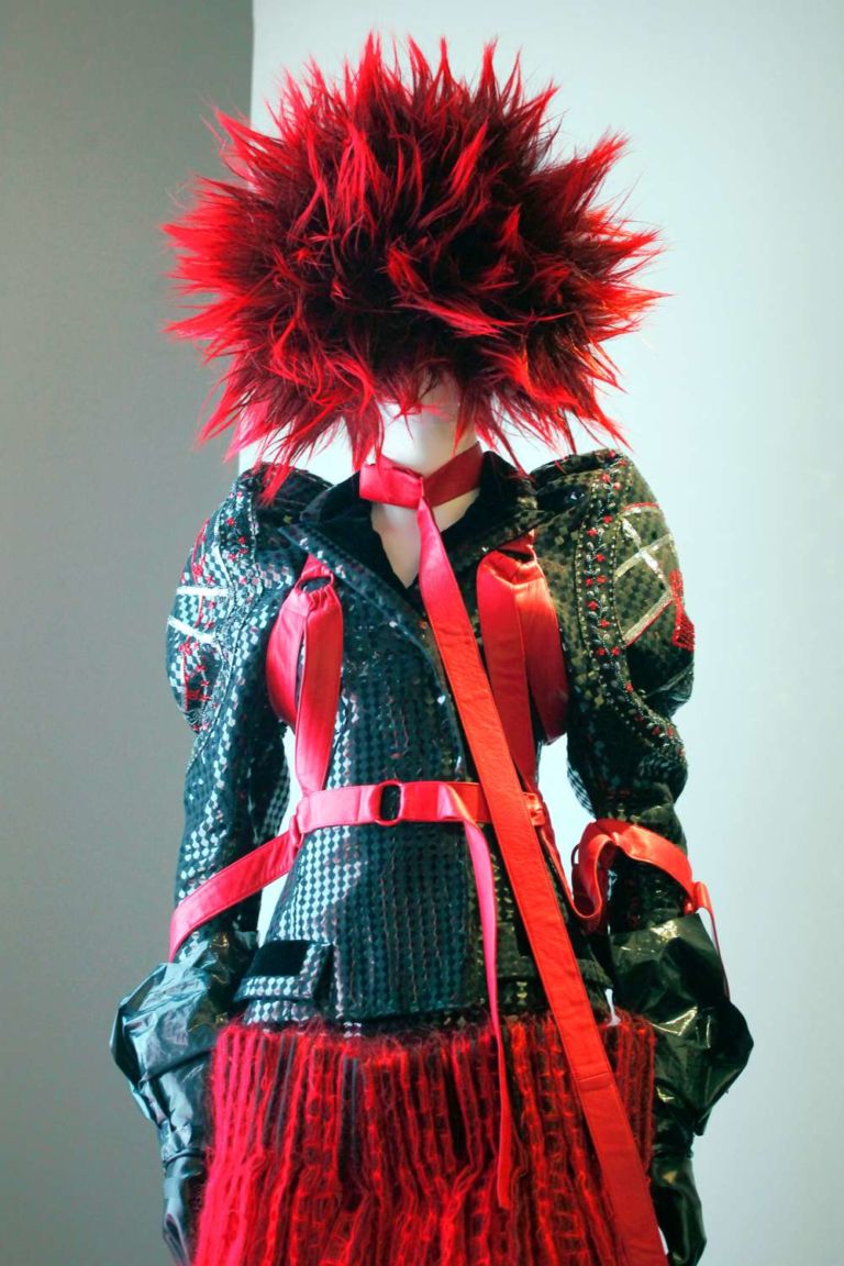 0513F MetPunkVert 33p OL PUNK: Chaos to Couture. Quell'audace liaison tra rock e fashion. Al Met di New York