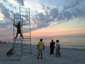 Fervono i preparativi sulla spiagia di Marzocca, a Senigallia. Sta per partire la lunga notte di Demanio Marittimo.KM-278, tra musica, performance, incontri e buon cibo. Le foto del cantiere, lo spot e un’intervista a Ron Gilad