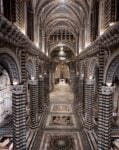 24 Duomo Siena Il pavimento del Duomo di Siena in tutto il suo splendore. Il trionfo di decorazioni marmoree torna calpestabile per pochi mesi: insieme a La Porta del Cielo, una nuova apertura straordinaria a favore di turisti